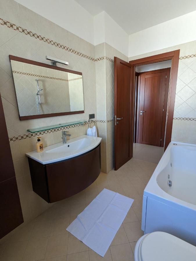 La Casa Dei Due Mari - Large Apartment With Parking Taranto Kültér fotó