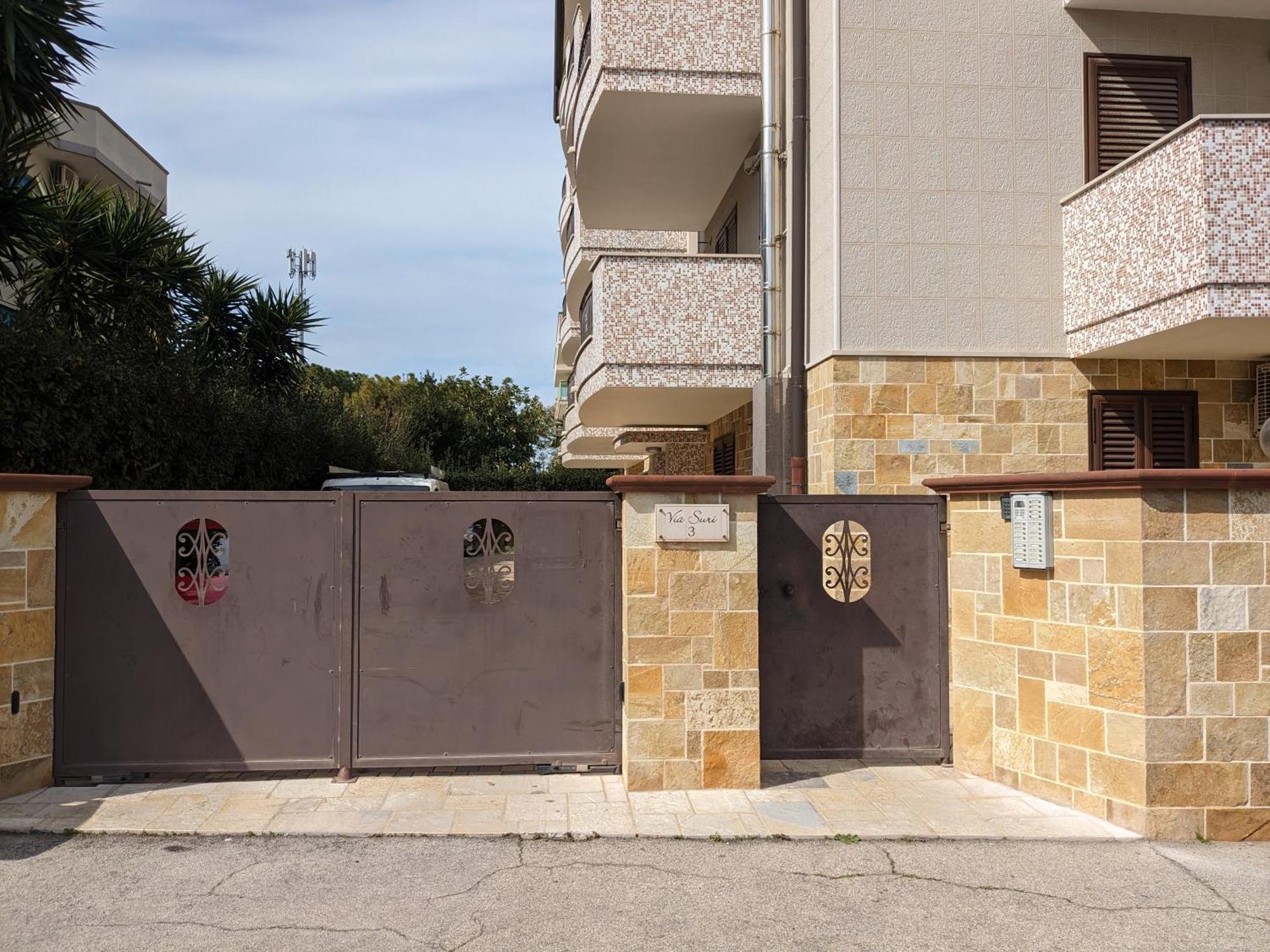 La Casa Dei Due Mari - Large Apartment With Parking Taranto Kültér fotó
